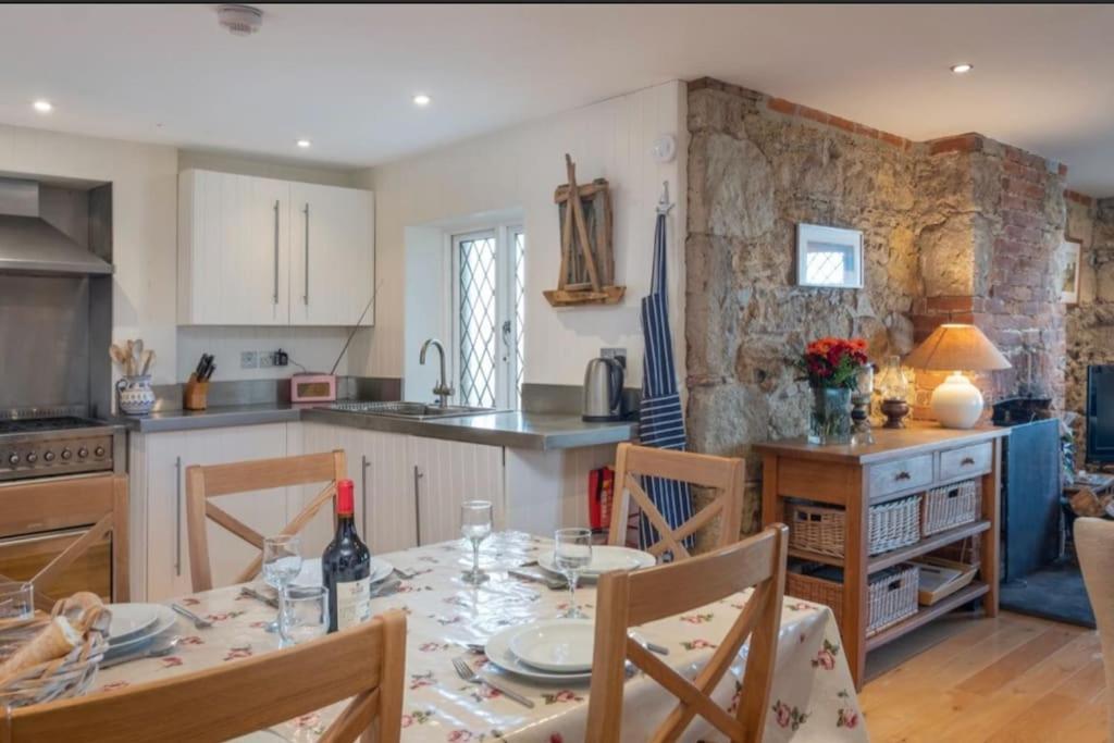 The Old Boat House, Seaview - Seafront Three Bedroom Cottage With Separate Two Bedroom Annexe Luaran gambar